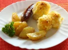 Überbackener Blumenkohl mit Bratwurst und Salzkartoffeln - Rezept