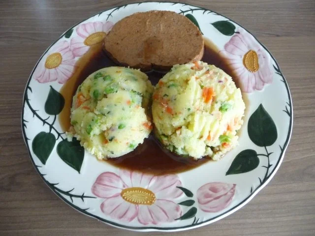 Resteverwertung : ... vom Veggi-Braten dazu bunten Kartoffelbrei - Rezept