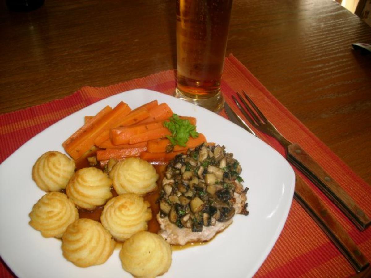 Schweinesteak unter Champignon-Bärlauchhaube mit Rieslingmöhren>> -
Rezept von Tolotika