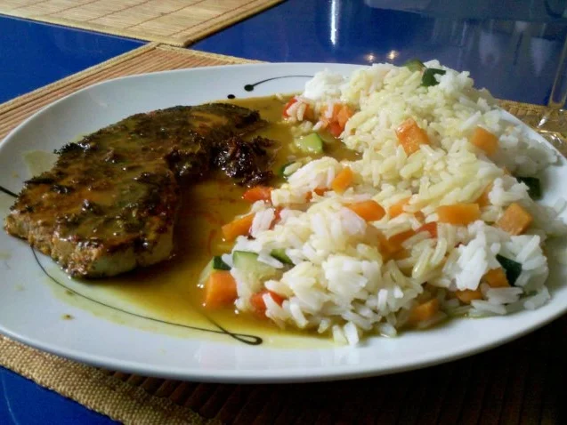 Fleisch: Delikates Schnitzel mit Gemüsereis und Thai Green Curry-Soße - Rezept