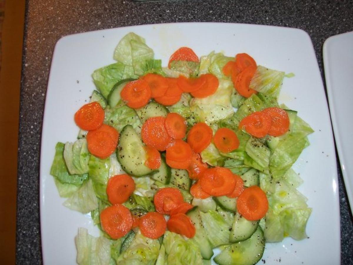 Chili-Knoblauch-Hähnchen, dazu Salat mit karamellisierten Karotten - Rezept - Bild Nr. 3