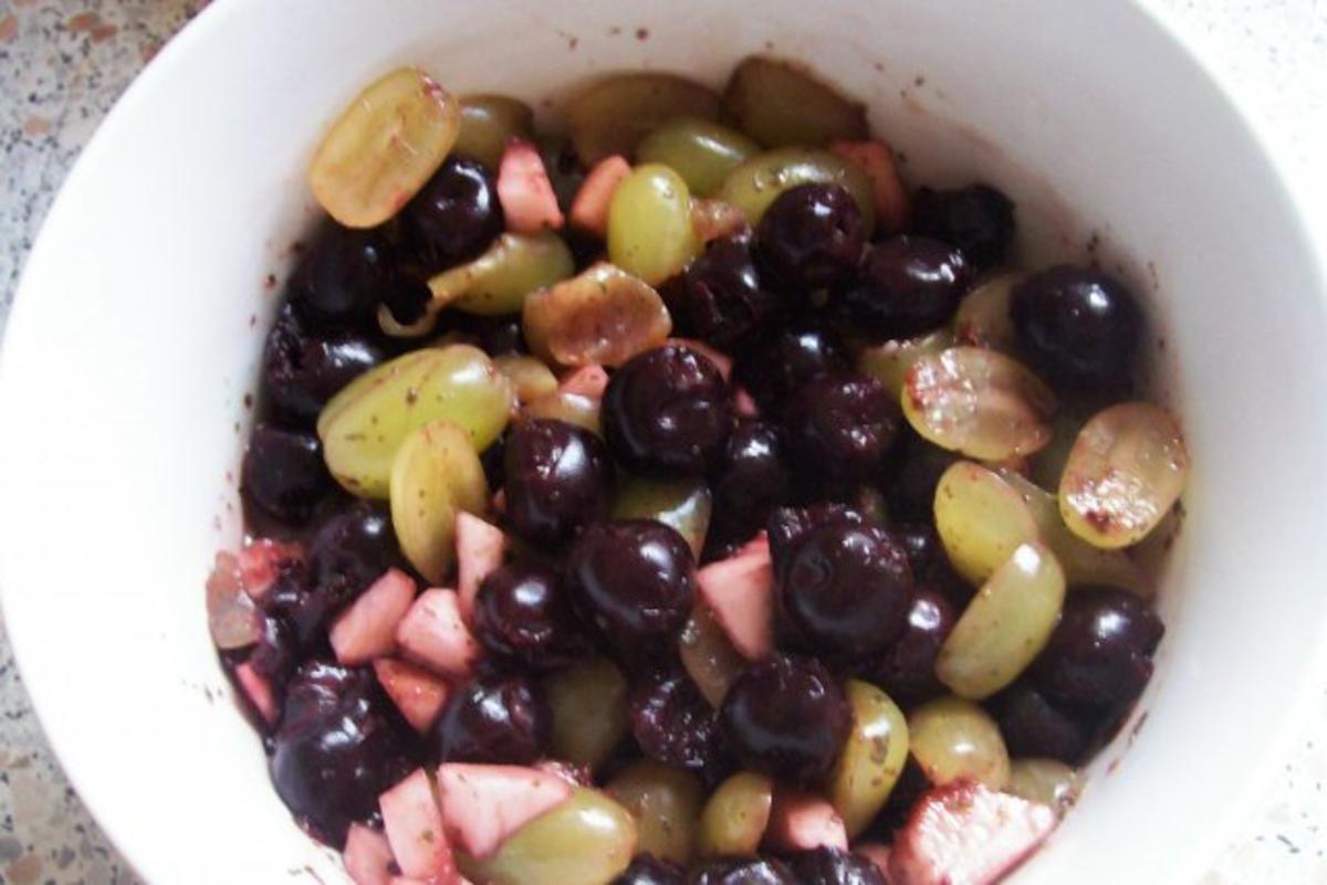 Salade Surprise: mit Trauben, Kirschen, Nektarinen und Basilikum - Rezept - Bild Nr. 4