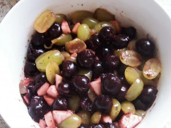 Salade Surprise: mit Trauben, Kirschen, Nektarinen und Basilikum - Rezept - Bild Nr. 4