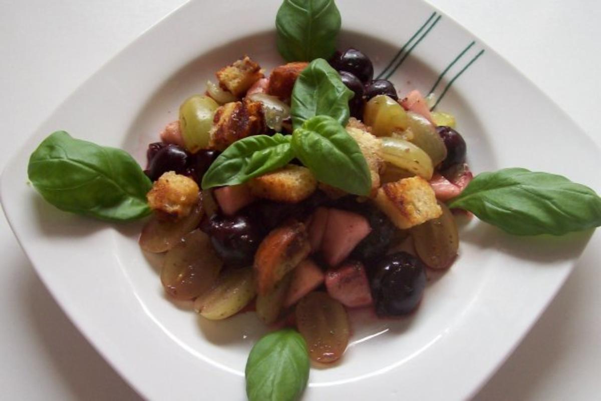 Salade Surprise: mit Trauben, Kirschen, Nektarinen und Basilikum - Rezept - Bild Nr. 7