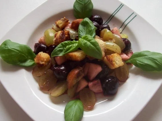 Salade Surprise: mit Trauben, Kirschen, Nektarinen und Basilikum - Rezept - Bild Nr. 7