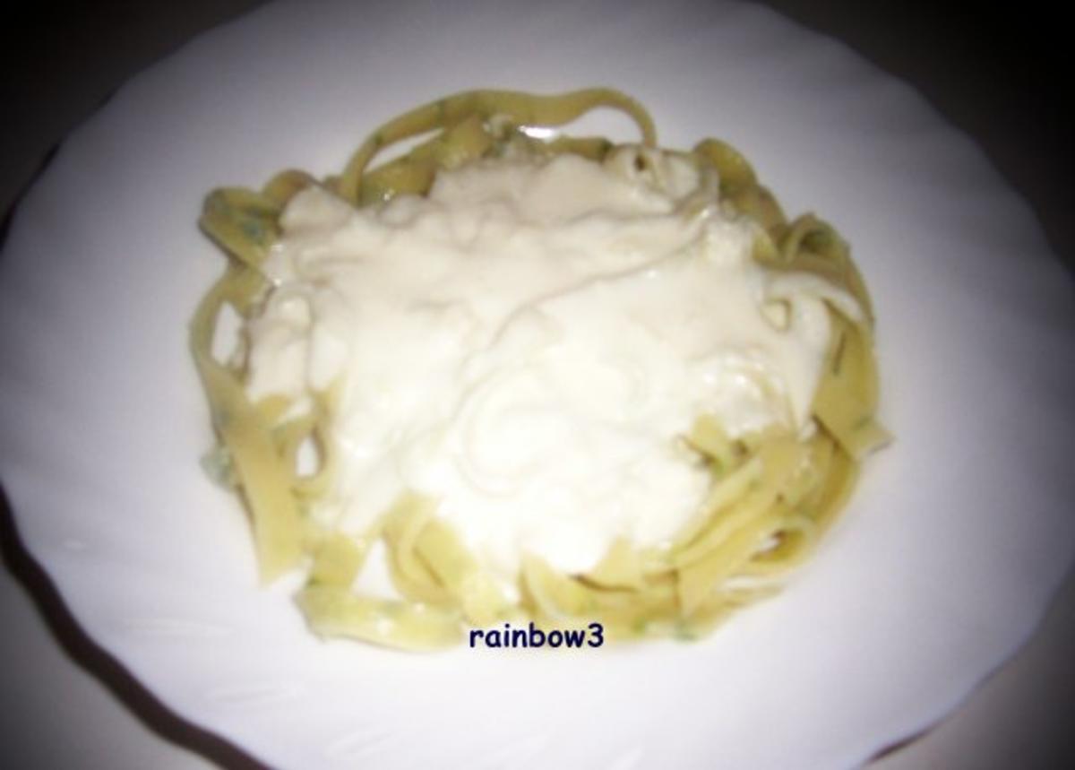 Kochen: Selbstgemachte Bärlauch-Bandnudeln mit Käsesauce - Rezept ...