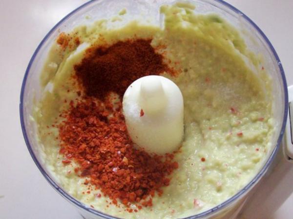 Feuriger Avocado Dip - schnell &amp; einfach - 212 kcal/100g