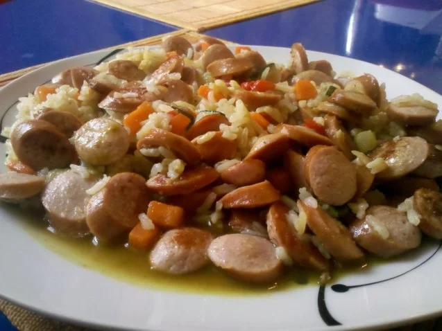 Geflügel: Restepfanne mit Gemüsereis und Geflügelwiener - Rezept