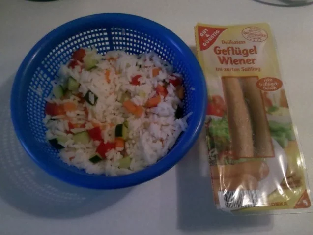 Geflügel: Restepfanne mit Gemüsereis und Geflügelwiener - Rezept - Bild Nr. 2