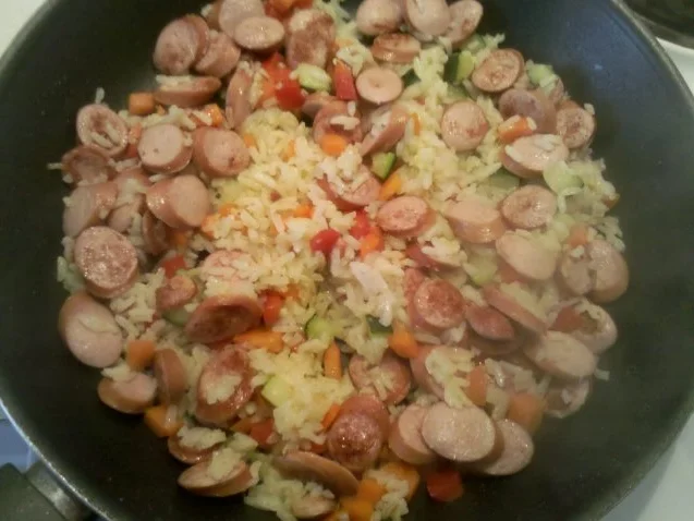 Geflügel: Restepfanne mit Gemüsereis und Geflügelwiener - Rezept - Bild Nr. 4