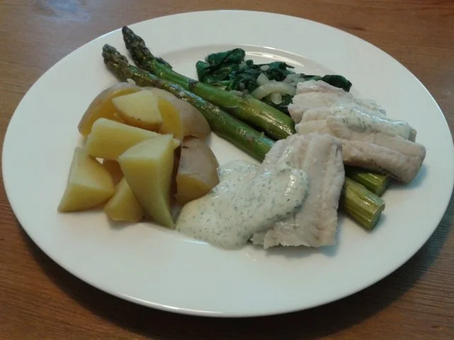 Rezept: Seelachs an grünem Spargel, Blattspinat und Senf-Dill-Soße, dazu Kartoffelecken Seelachs an grünem Spargel, Blattspinat und Senf-Dill-Soße, dazu Kartoffelecken - Rezept