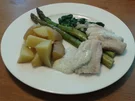 Seelachs an grünem Spargel, Blattspinat und Senf-Dill-Soße, dazu Kartoffelecken - Rezept