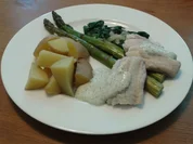 Rezept: Seelachs an grünem Spargel, Blattspinat und Senf-Dill-Soße, dazu Kartoffelecken Seelachs an grünem Spargel, Blattspinat und Senf-Dill-Soße, dazu Kartoffelecken - Rezept