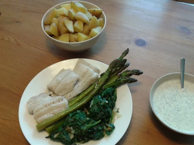 Rezept: Seelachs an grünem Spargel, Blattspinat und Senf-Dill-Soße, dazu Kartoffelecken Bild Nr. 2 Seelachs an grünem Spargel, Blattspinat und Senf-Dill-Soße, dazu Kartoffelecken - Rezept - Bild Nr. 2