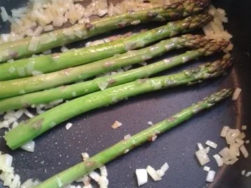 Rezept: Seelachs an grünem Spargel, Blattspinat und Senf-Dill-Soße, dazu Kartoffelecken Bild Nr. 3 Seelachs an grünem Spargel, Blattspinat und Senf-Dill-Soße, dazu Kartoffelecken - Rezept - Bild Nr. 3