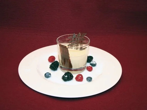 Rezept: Irisches Crème-Mus mit Waldbeeren Irisches Crème-Mus mit Waldbeeren - Rezept