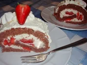 Erdbeer-Sahne-Rolle mit Schokobiskuit - Rezept