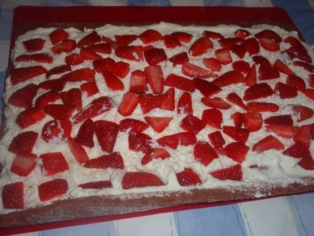 Erdbeer-Sahne-Rolle mit Schokobiskuit - Rezept - Bild Nr. 3