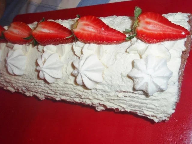 Erdbeer-Sahne-Rolle mit Schokobiskuit - Rezept - Bild Nr. 4