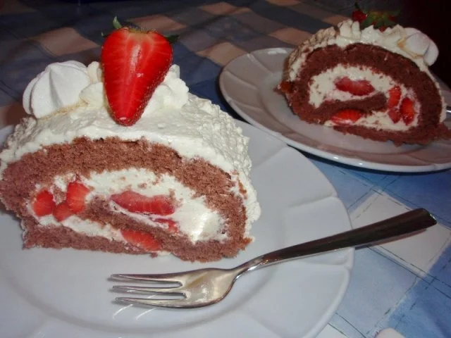 Erdbeer-Sahne-Rolle mit Schokobiskuit - Rezept - Bild Nr. 6