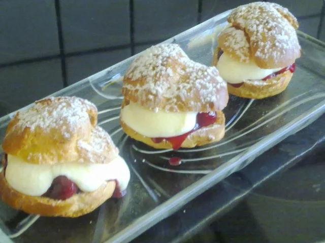 Rezept: Kirsch-Windbeutel mit Vanillesahne Kirsch-Windbeutel mit Vanillesahne - Rezept