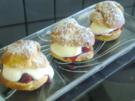 Kirsch-Windbeutel mit Vanillesahne - Rezept