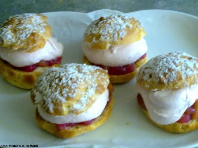 Rezept: Fruchtige Windbeutel mit Erdbeersahne Fruchtige Windbeutel mit Erdbeersahne - Rezept