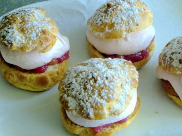 Rezept: Fruchtige Windbeutel mit Erdbeersahne Bild Nr. 2 Fruchtige Windbeutel mit Erdbeersahne - Rezept - Bild Nr. 2