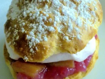 Rezept: Fruchtige Windbeutel mit Erdbeersahne Bild Nr. 3 Fruchtige Windbeutel mit Erdbeersahne - Rezept - Bild Nr. 3