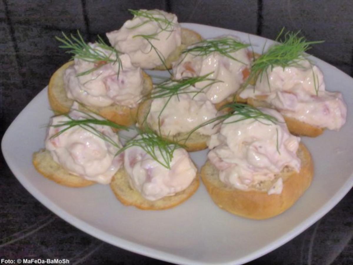 Mini-Windbeutel mit Lachs-Frischkäse-Creme - Rezept - kochbar.de