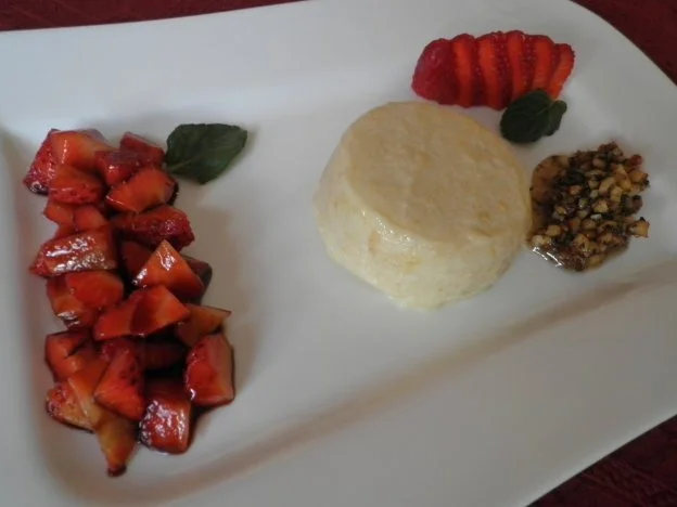 Rezept: Rhabarberparfait mit Balsamico - Erdbeeren und süßem Pesto Bild Nr. 2 Rhabarberparfait mit Balsamico - Erdbeeren und süßem Pesto - Rezept - Bild Nr. 2