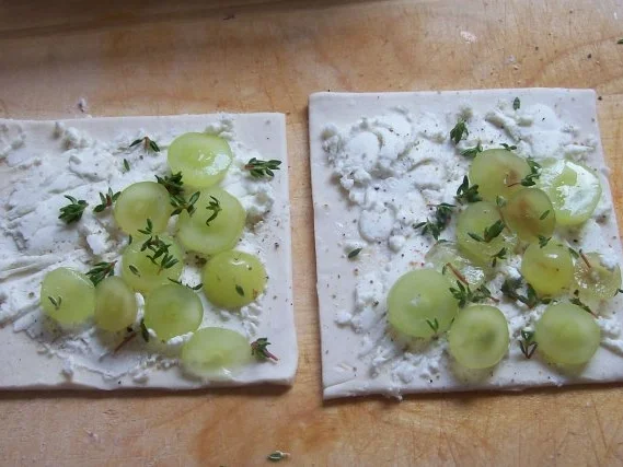 Vorspeise/Snack: Blätterteigtaschen mit Ziegenkäse und Weintrauben - Rezept - Bild Nr. 2