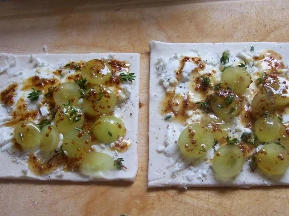 Vorspeise/Snack: Blätterteigtaschen mit Ziegenkäse und Weintrauben - Rezept - Bild Nr. 3