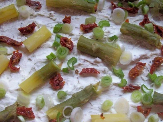 Spargel-Pizza mit getrockneten Tomaten und Ziegenfrischkäse - Rezept - Bild Nr. 2