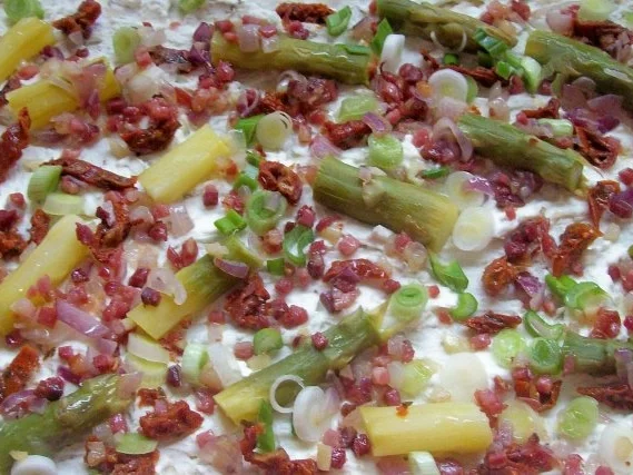 Spargel-Pizza mit getrockneten Tomaten und Ziegenfrischkäse - Rezept - Bild Nr. 5