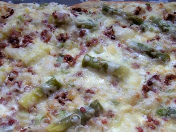 Spargel-Pizza mit getrockneten Tomaten und Ziegenfrischkäse - Rezept - Bild Nr. 7