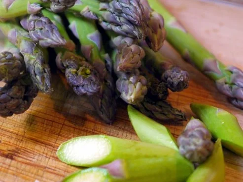 Lachs mit Tagliatelle, Orangen-Thymian-Sauce und grünem Spargel - Rezept - Bild Nr. 4