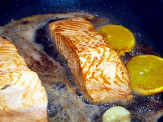 Lachs mit Tagliatelle, Orangen-Thymian-Sauce und grünem Spargel - Rezept - Bild Nr. 11