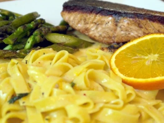 Lachs mit Tagliatelle, Orangen-Thymian-Sauce und grünem Spargel - Rezept
