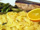 Rezept: Lachs mit Tagliatelle, Orangen-Thymian-Sauce und grünem Spargel Lachs mit Tagliatelle, Orangen-Thymian-Sauce und grünem Spargel - Rezept