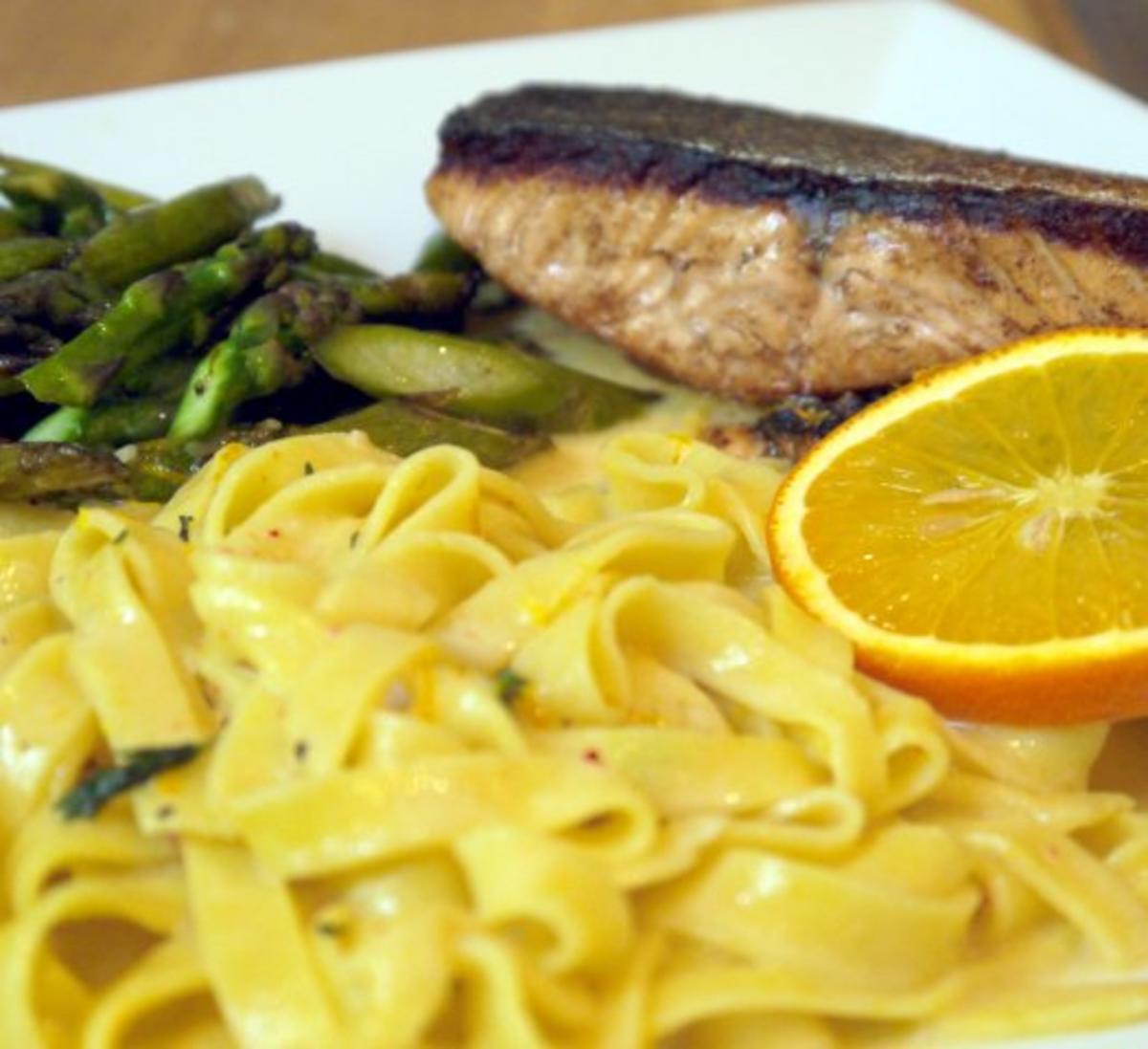 Bilder für Lachs mit Tagliatelle, Orangen-Thymian-Sauce und grünem Spargel - Rezept