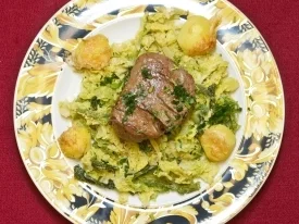 Rinderfilet auf Wirsingbett auf Parmesankartoffeln (Gülcan Kamps) - Rezept