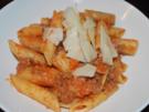 Penne mit Speck-Gorgonzola-Bolognese - Rezept