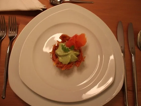 Lachs auf Avocado-Espuma serviert im Kartoffelnest - Rezept - Bild Nr. 2
