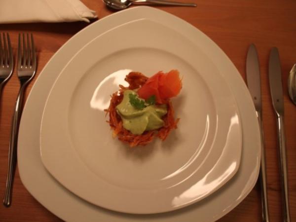 Lachs auf Avocado Espuma serviert im Kartoffelnest - von Fabian308