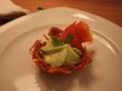 Lachs auf Avocado-Espuma serviert im Kartoffelnest - Rezept