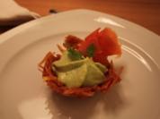 Lachs auf Avocado-Espuma serviert im Kartoffelnest - Rezept