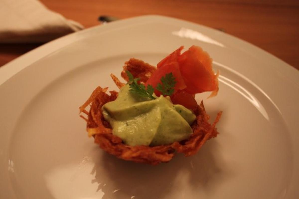 Bilder für Lachs auf Avocado-Espuma serviert im Kartoffelnest - Rezept