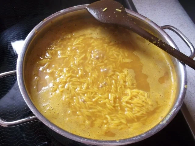 Rezept: Hähnchengeschnetzeltes mit Frühlingszwiebeln und Curryreis Bild Nr. 4 Hähnchengeschnetzeltes mit Frühlingszwiebeln und Curryreis - Rezept - Bild Nr. 4