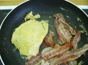 Deftiges Frühstück: Rührei mit Bacon - Rezept